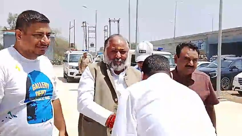 परिवहन मंत्री के पैर छूने के लिए झुकते एआरटीओ प्रशासन सर्वेश सिंह।