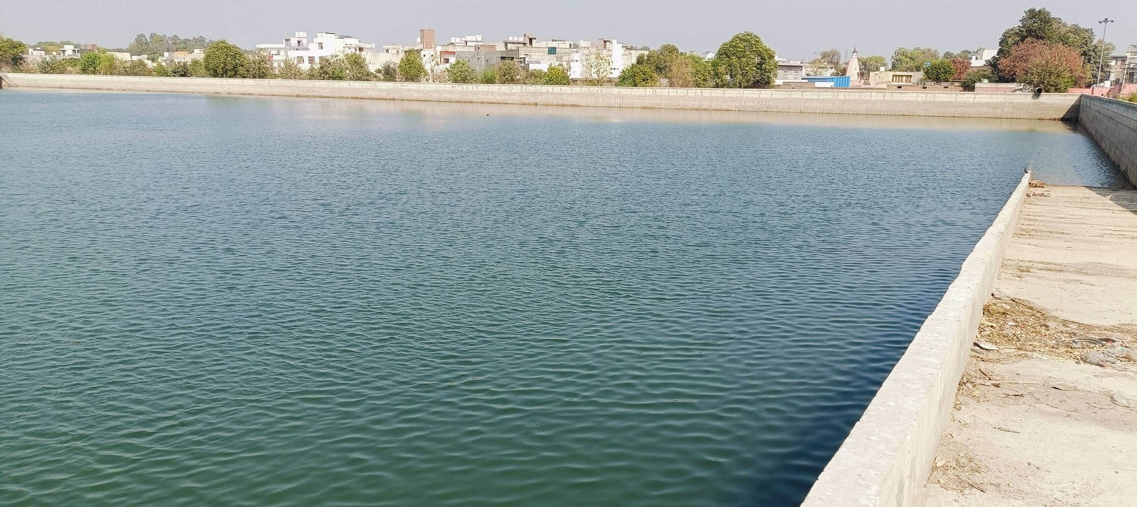 शहर के महम रोड पर स्थित जलघर का टैंक। 