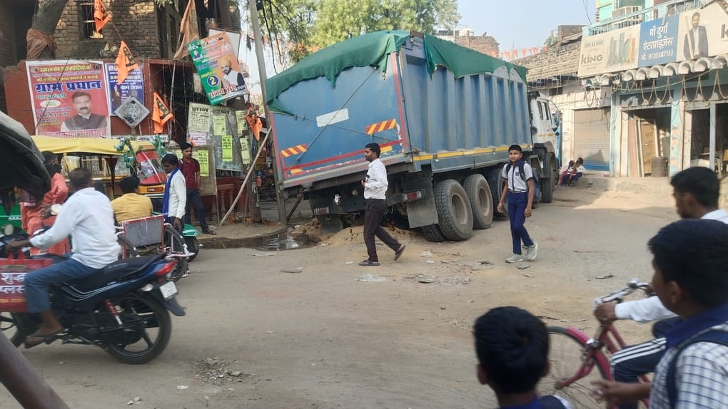 Truck stuck in pothole at Dubar intersection, traffic halted for two and a half hours