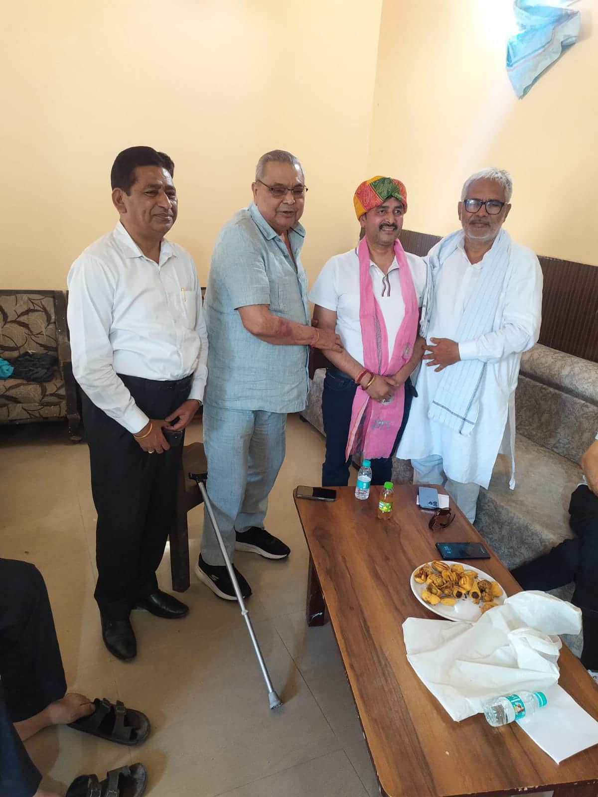 तरावड़ी गोशाला के प्रधान बने राकेश गर्ग को सम्मानित करते सदस्य। स्वयं