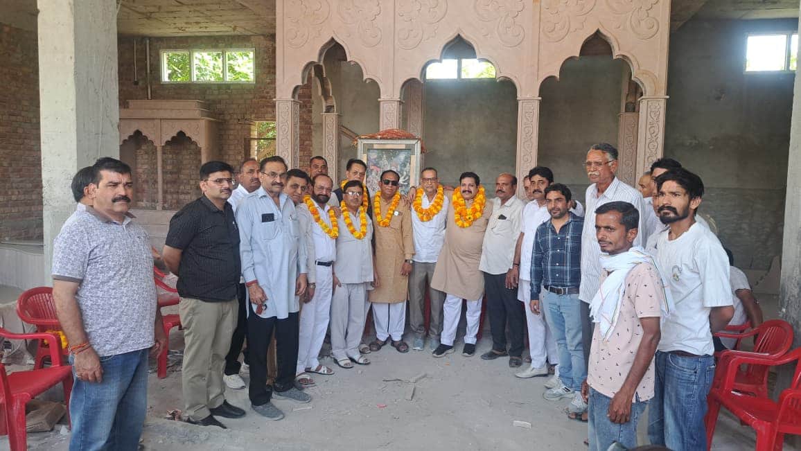 दुर्गा मंदिर में स्वर्णकार समाज के लोग बैठक के दौरान मौजूद । समाज