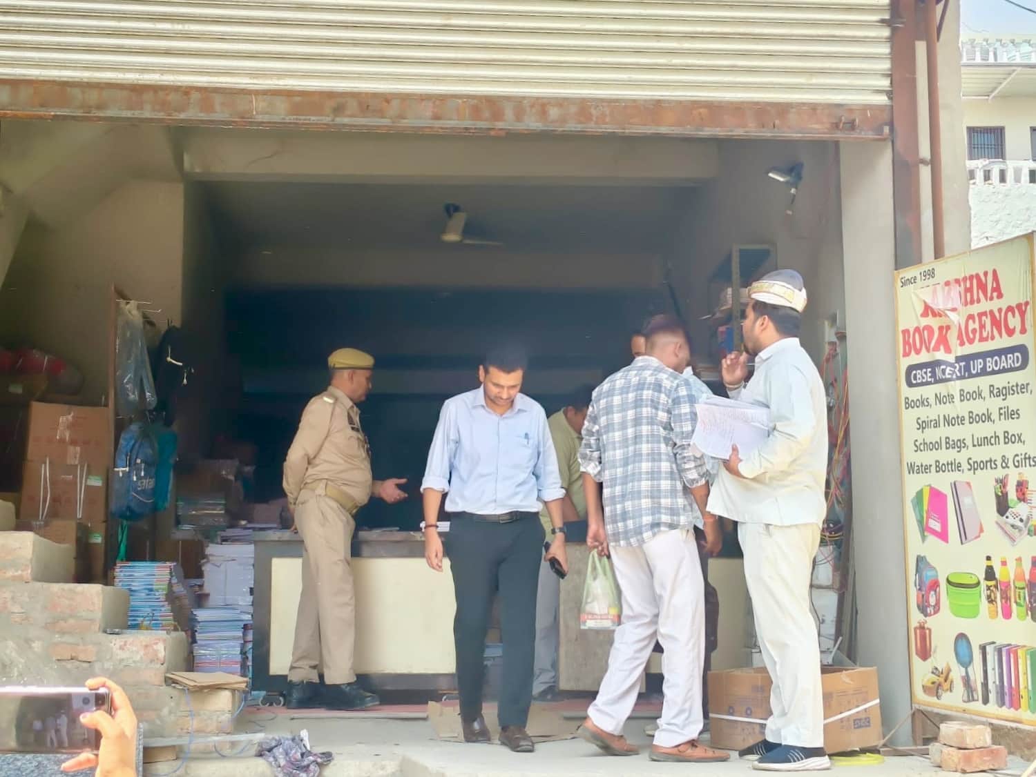 धौली प्याऊ क्षेत्र में पुस्तक भंडार पर कार्रवाई करते सिटी मजिस्ट्रेट अनुपम कुमार मिश्रा।