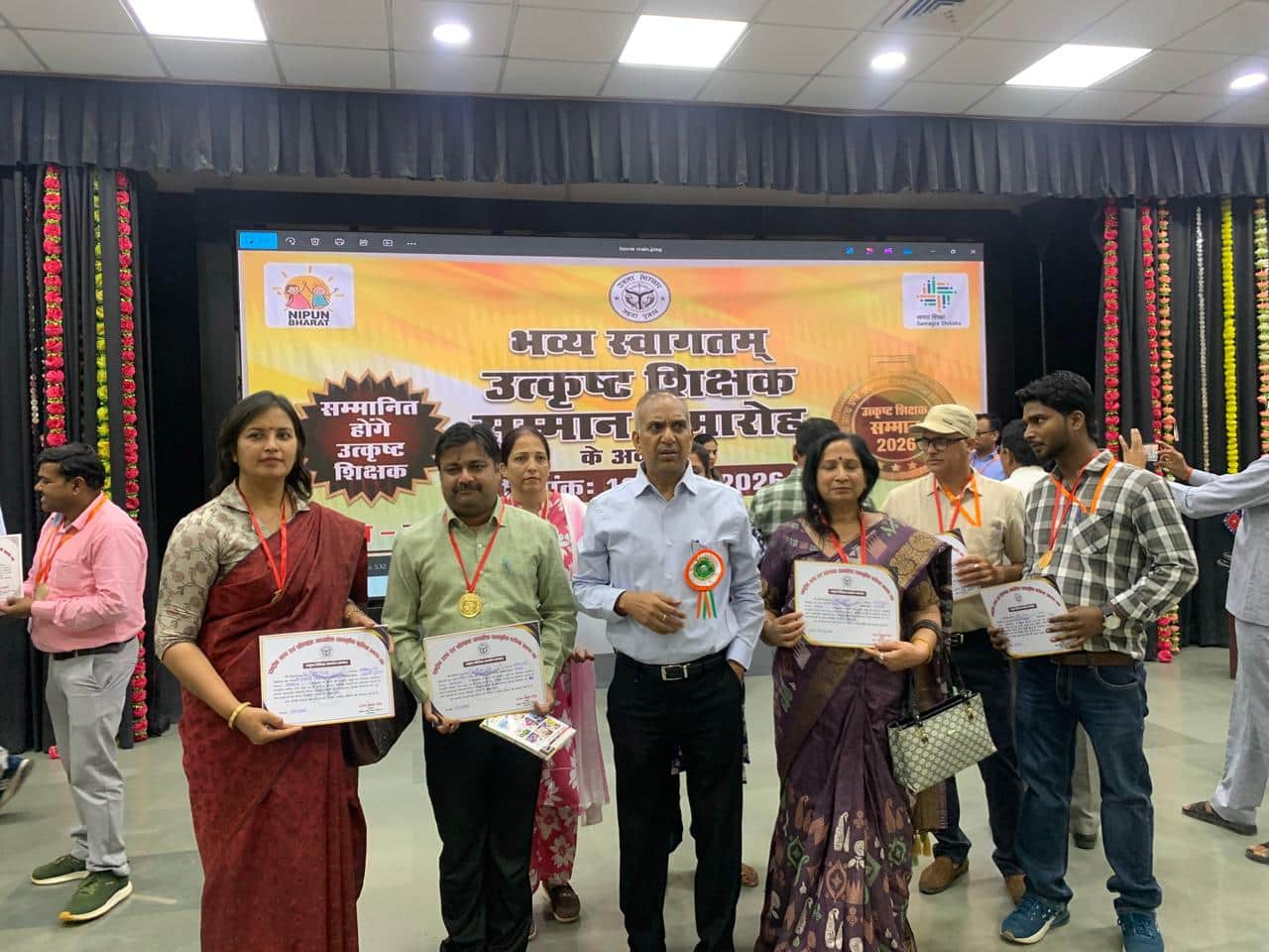 उत्कृष्ट कार्यों के लिए सम्मानित किए गए तीन विद्यालयों के प्रधानाचार्य। स्रोत : स्वयं