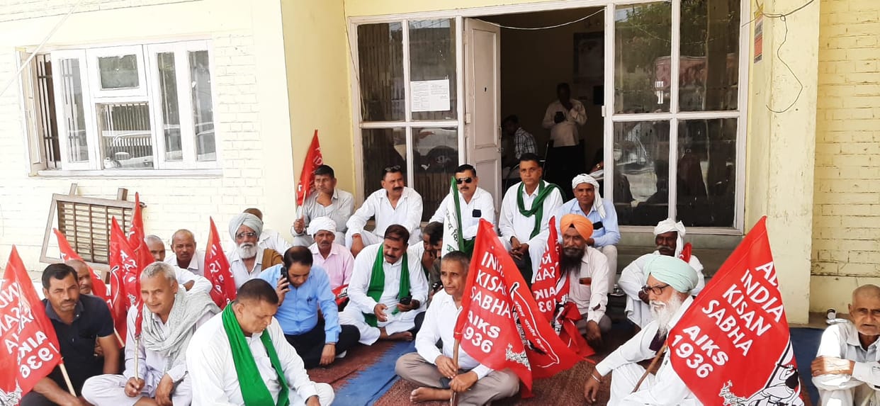 Staged a sit-in protest at the Vyaspur Market Committee office