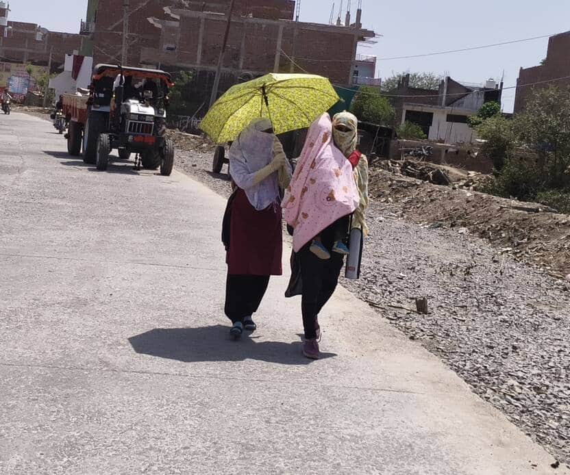 21 सीकेटीपी-11- धूप से बचाव के लिए सुबह 11 बजे छाता लेकर निकलती महिलाएं। संवाद