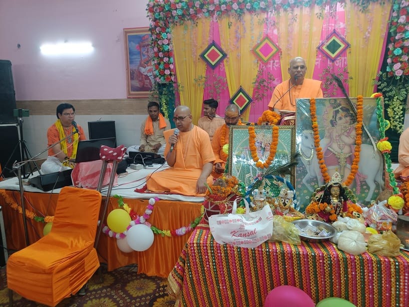 Devotees were moved after listening to the description of Sudama's character.