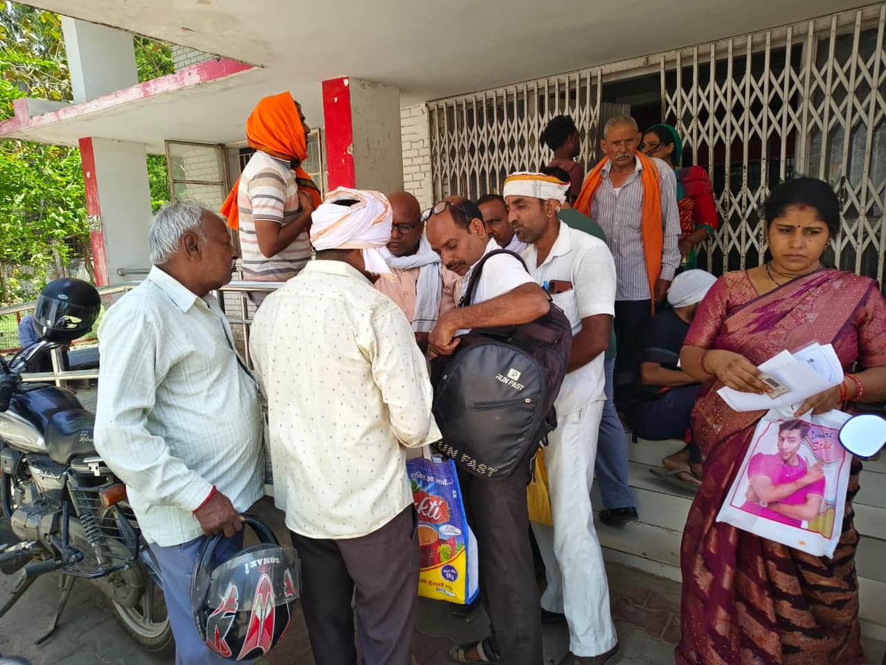 अमेठी शहर के प्रधान डाकघर में सर्वर फेल होने से परेशान लोग। -संवाद