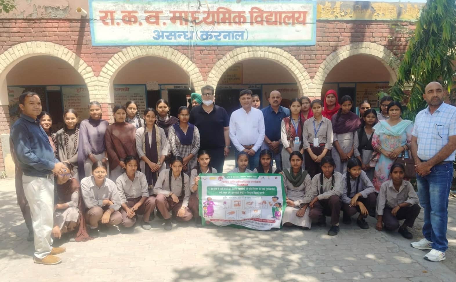 असंध राजकीय कन्या वरिष्ठ माध्यमिक विद्यालय में बच्चों को स्वच्छता के महत्व के बारे में बताते स्