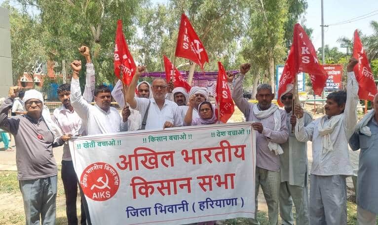 बिजली लाइन के विरोध में उपायुक्त से मिलने जाते किसान सभा के सदस्य।