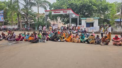 pradhan adhyapak ne ki aatmhatya, susaid not me mansik pratadna ka aarop