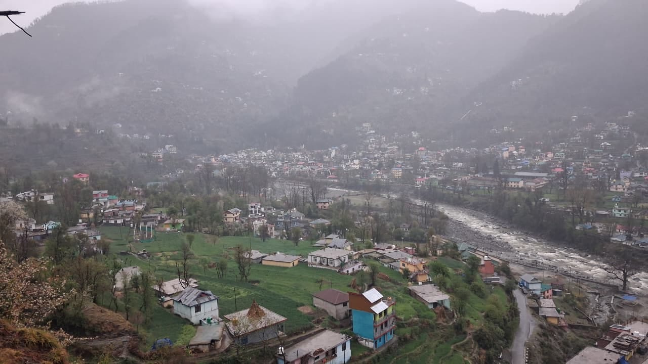बनी कसबे का पास के पहाड़ से नजारा