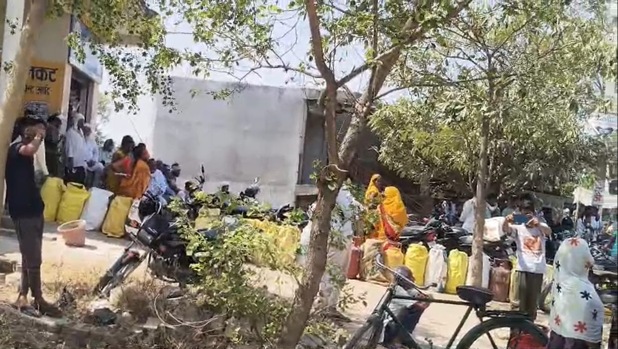 Consumers stood outside the agency for six hours, and the police arranged for the distribution of gas cylinders.