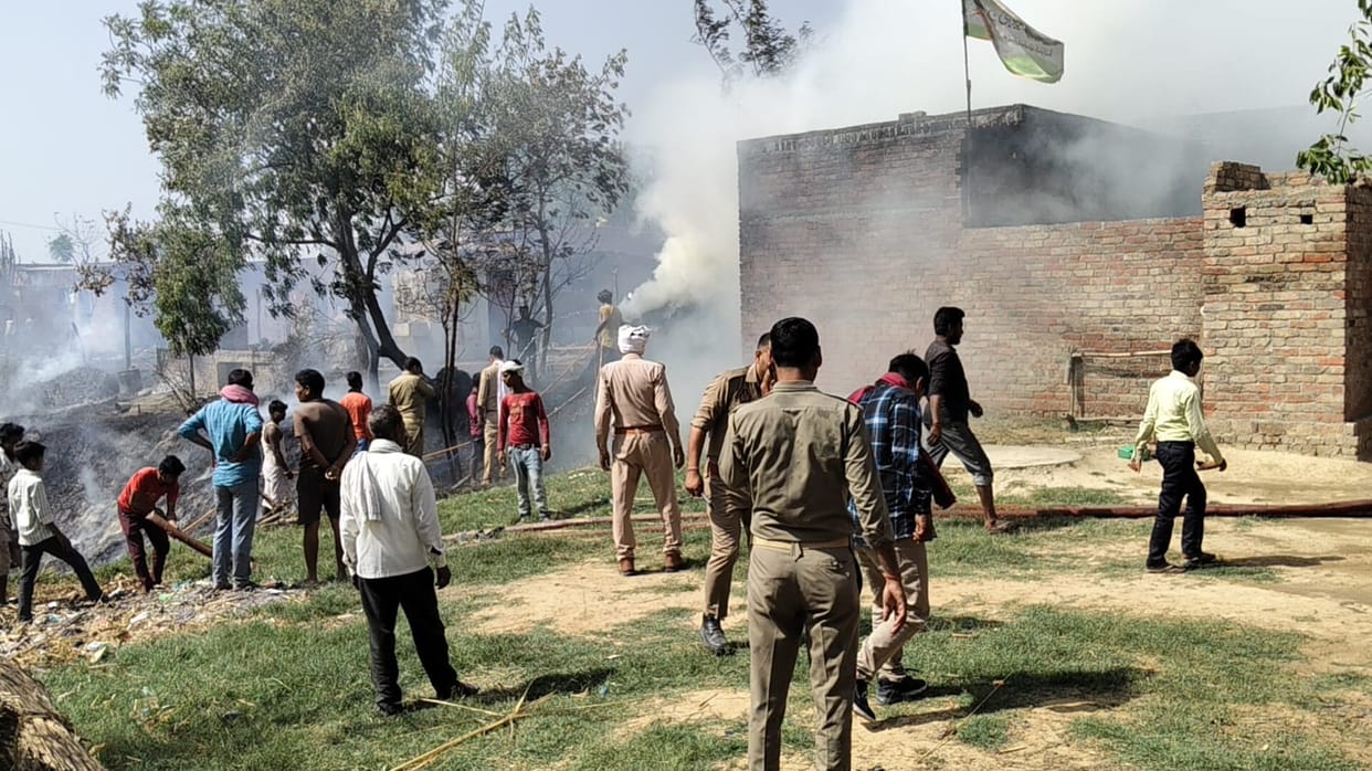 Strong winds caused a fire, burning 24 houses.