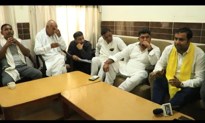 बैठक में मौजूद भारतीय किसान कामगार अधिकार मोर्चा के सदस्य व अन्य।