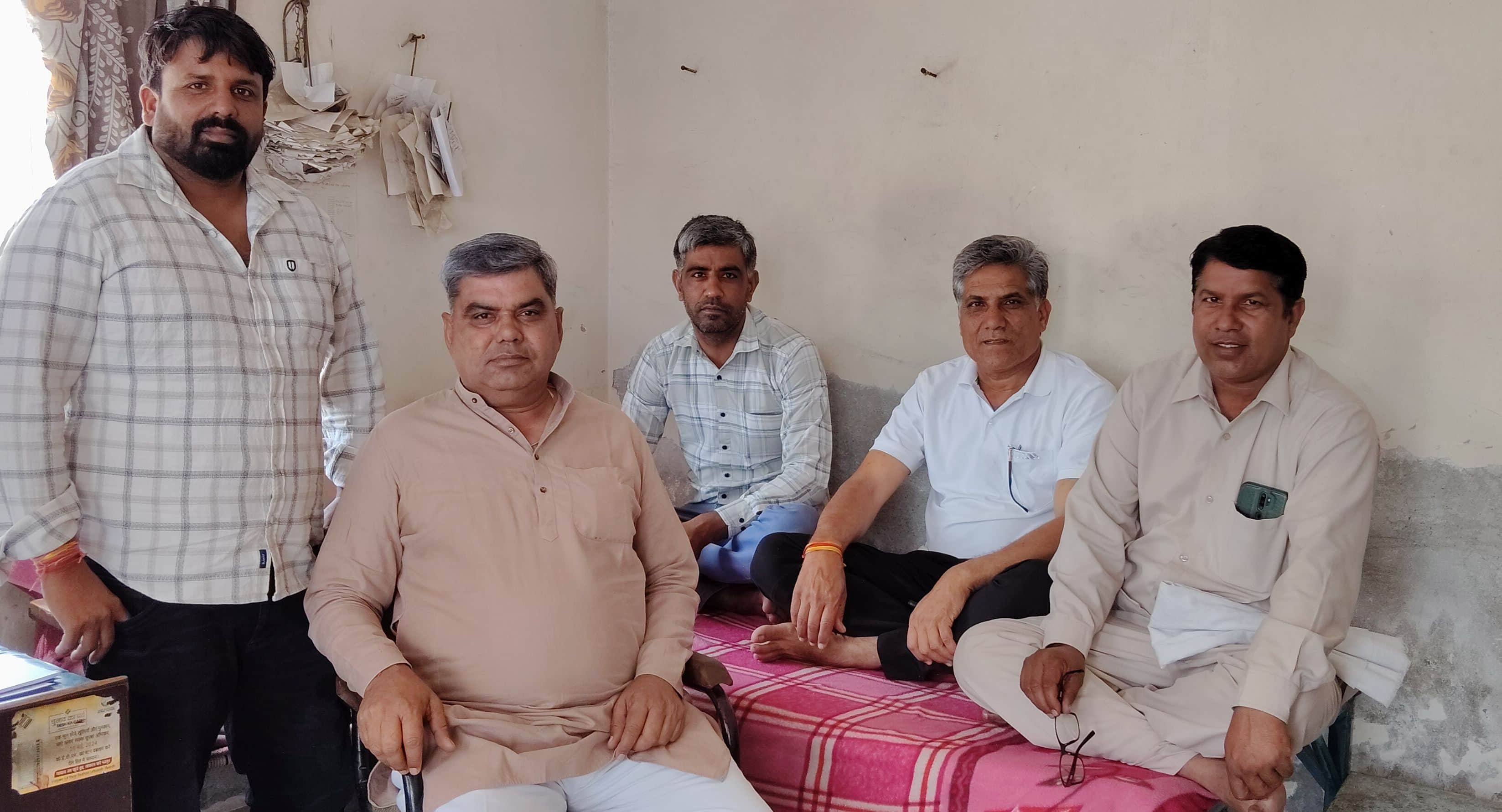 बैठक में मौजूद लोहारू सब डिपो के कर्मचारी ।