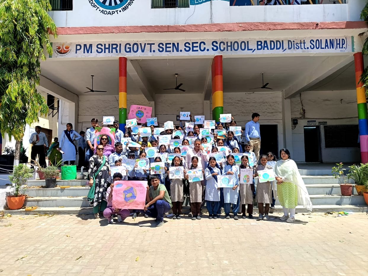 Children took out a rally and gave the message of environmental protection.