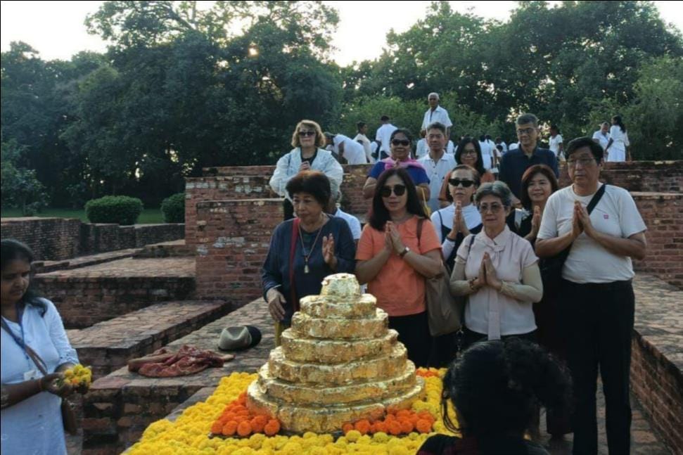 Followers worshipped the Bodhi tree