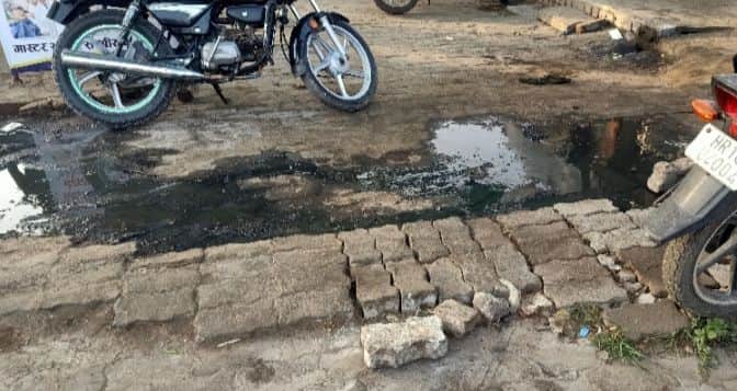 बवानीखेड़ा में दुकानों के बाहर फैला दूषित पानी।