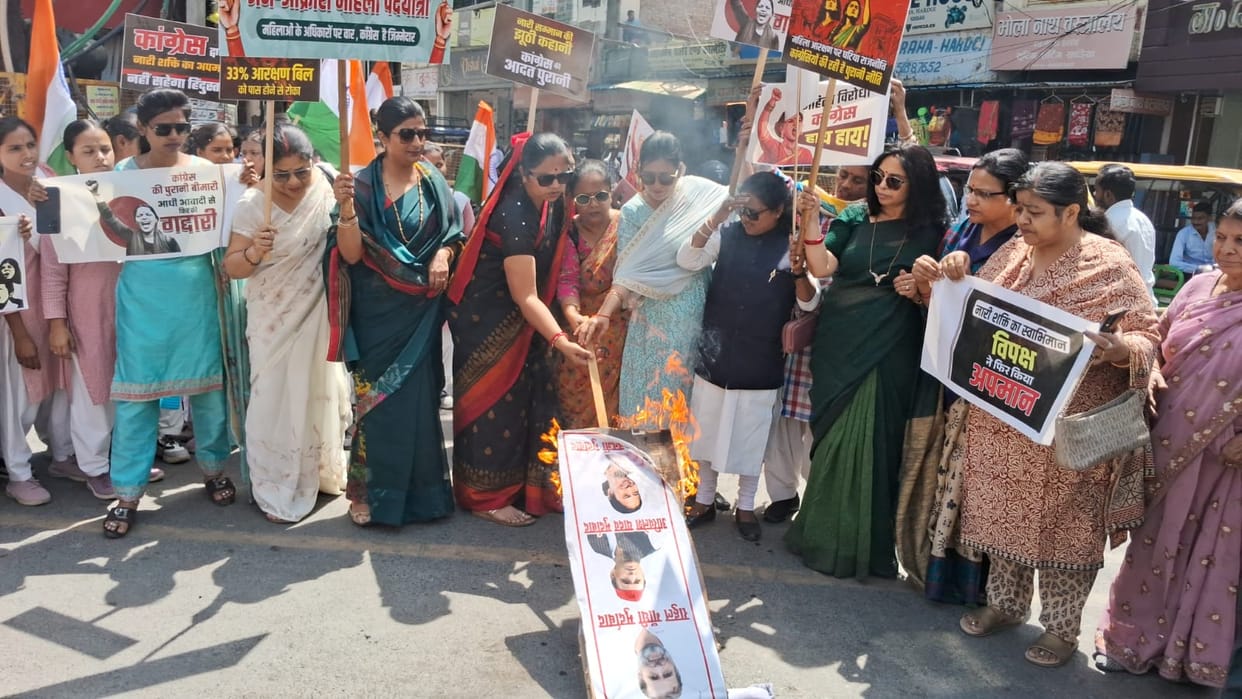 Women Burn Effigies of Rahul and Akhilesh, Registering Their Protest
