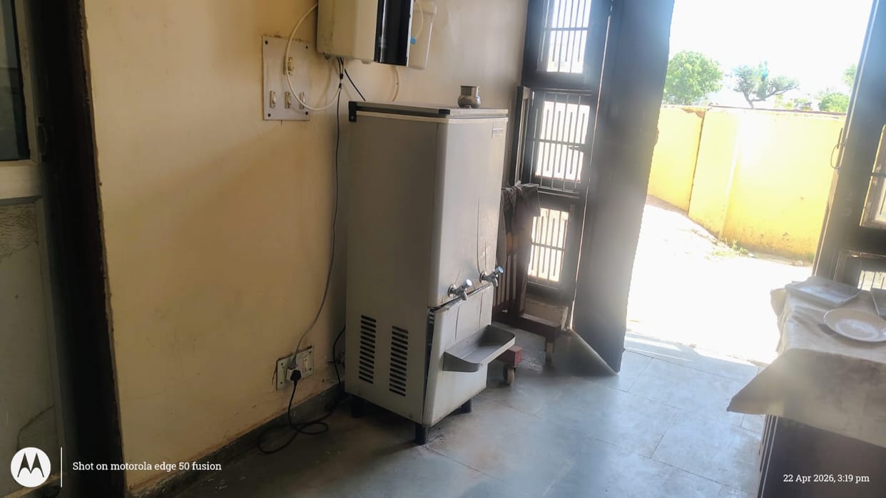 There is a shortage of water in the tehsil premises, people are worried.