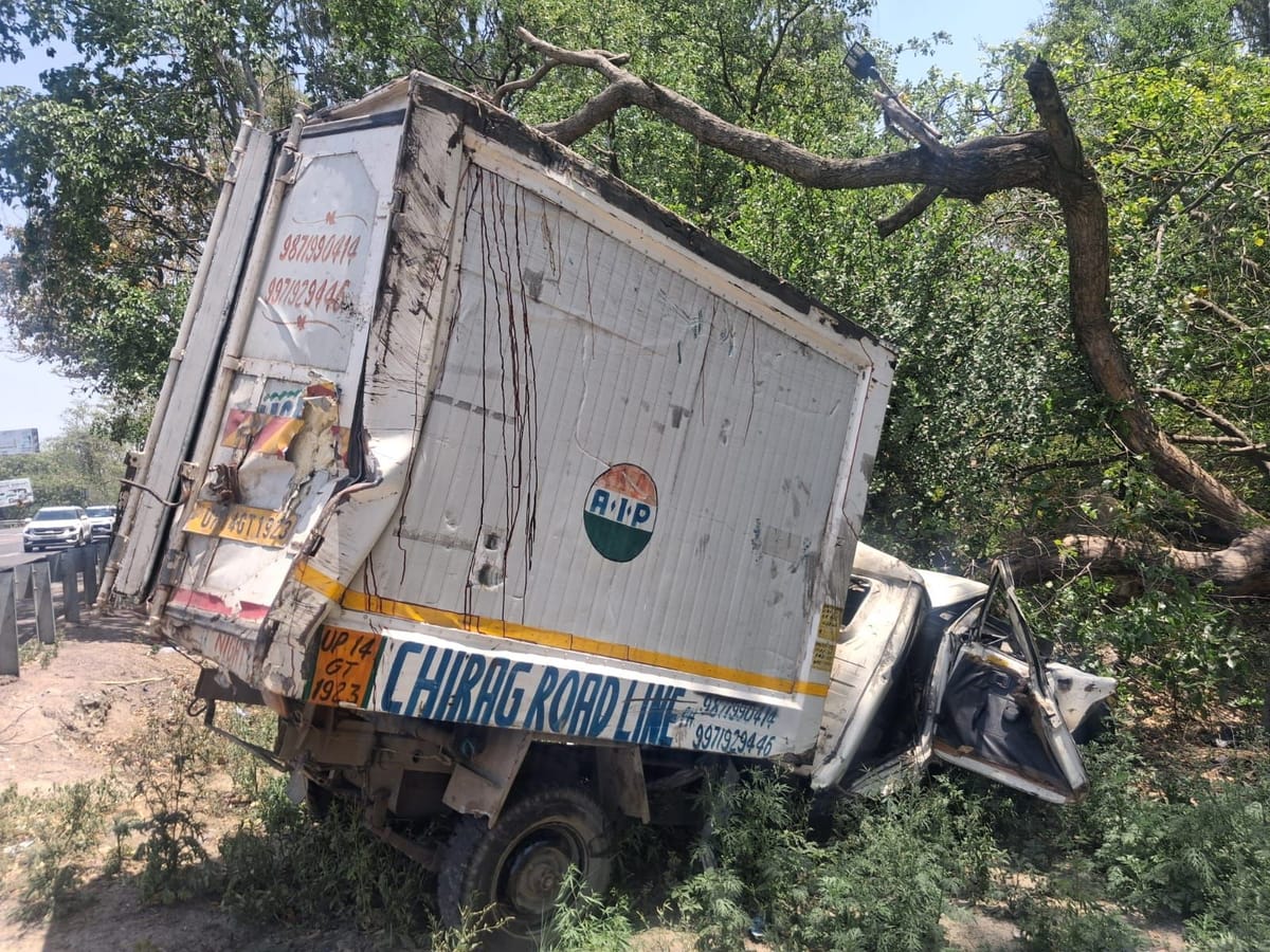 Unnao News - Unnao News - Unnao News:डंपर की टक्कर से लोडर खंती में पलटा, चालक  घायल