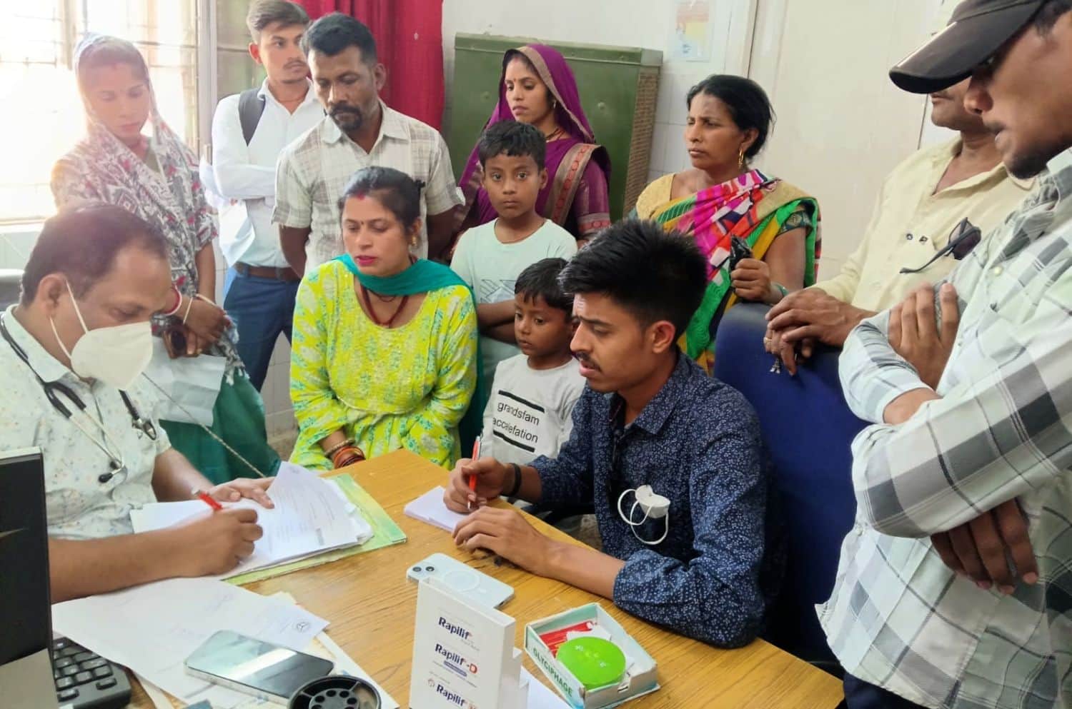 फोटो 21 एमएएचपी 05 परिचय-जिला अस्पताल की ओपीडी में मरीजों को देखते डॉ. राजेश कुमार भट्ट। संवाद