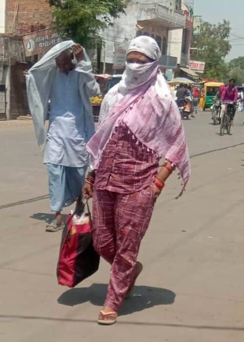 फोटो 21 एमएएचपी 13 परिचय-तेज धूप से अंगोछा बांधकर बचाव करते लोग। संवाद