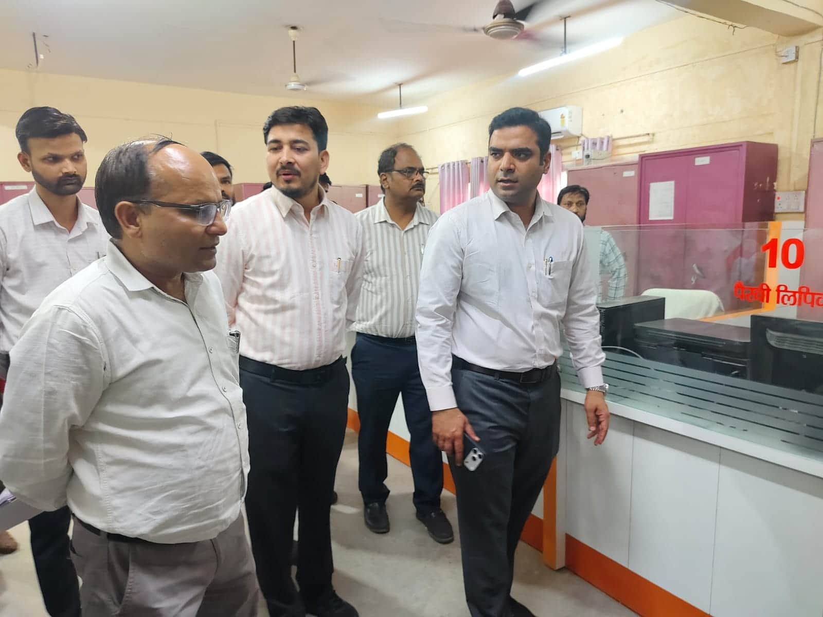 फोटो - 21 कलेक्ट्रेट का निरीक्षण करते नवागंतुक जिलाधिकारी अमित आसेरी। संवाद