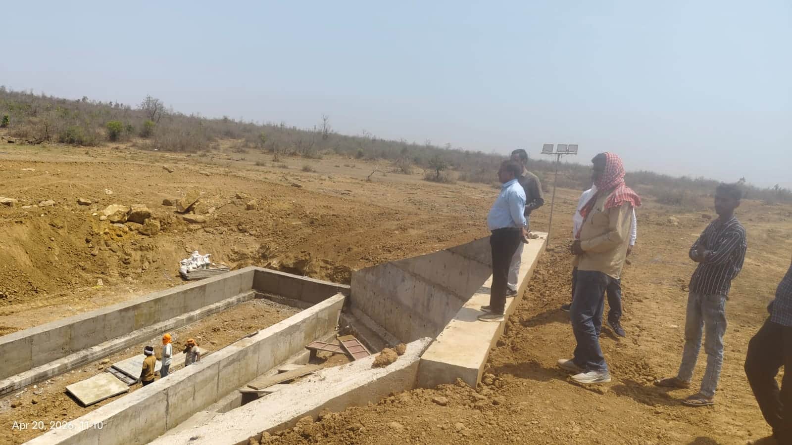 फोटो 21 सीकेटीपी-14-नहर का निरीक्षण करते अधिकारी-विभाग।