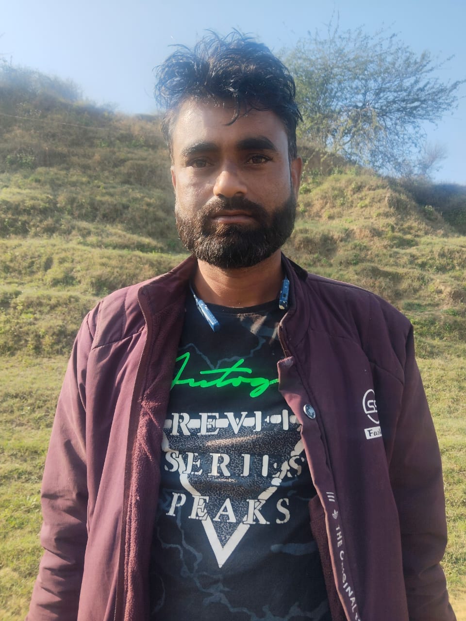 Kailash became Jitendra's enemy after his mother broke his leg.