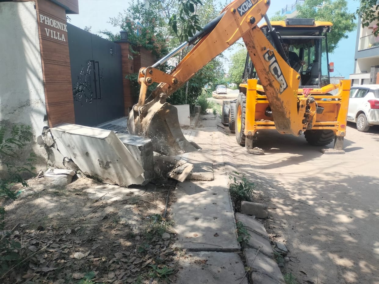 Following the High Court's orders, ramps and platforms outside more than 50 houses in Omaxe City were demolished.