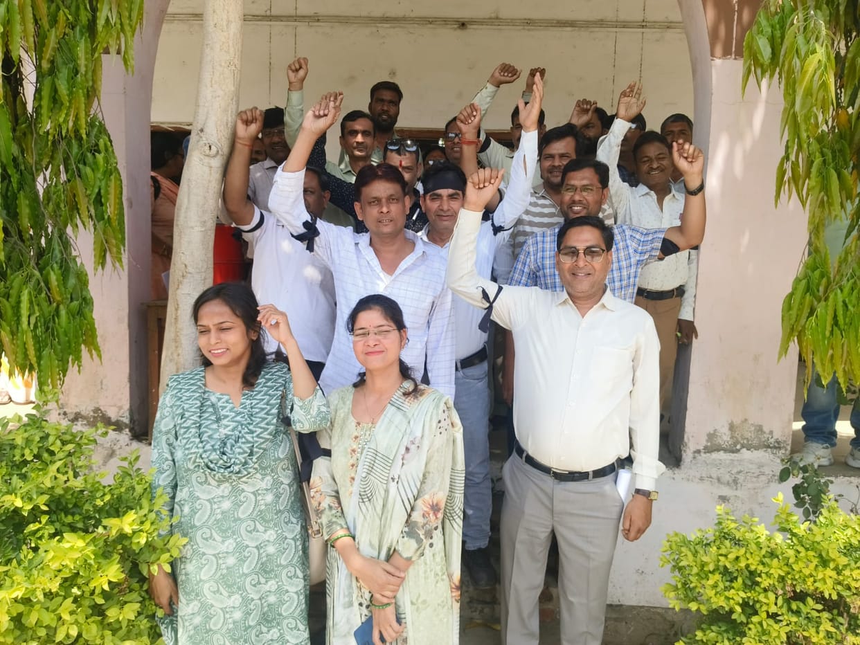 Teachers' protests against the mandatory TET requirement continue.