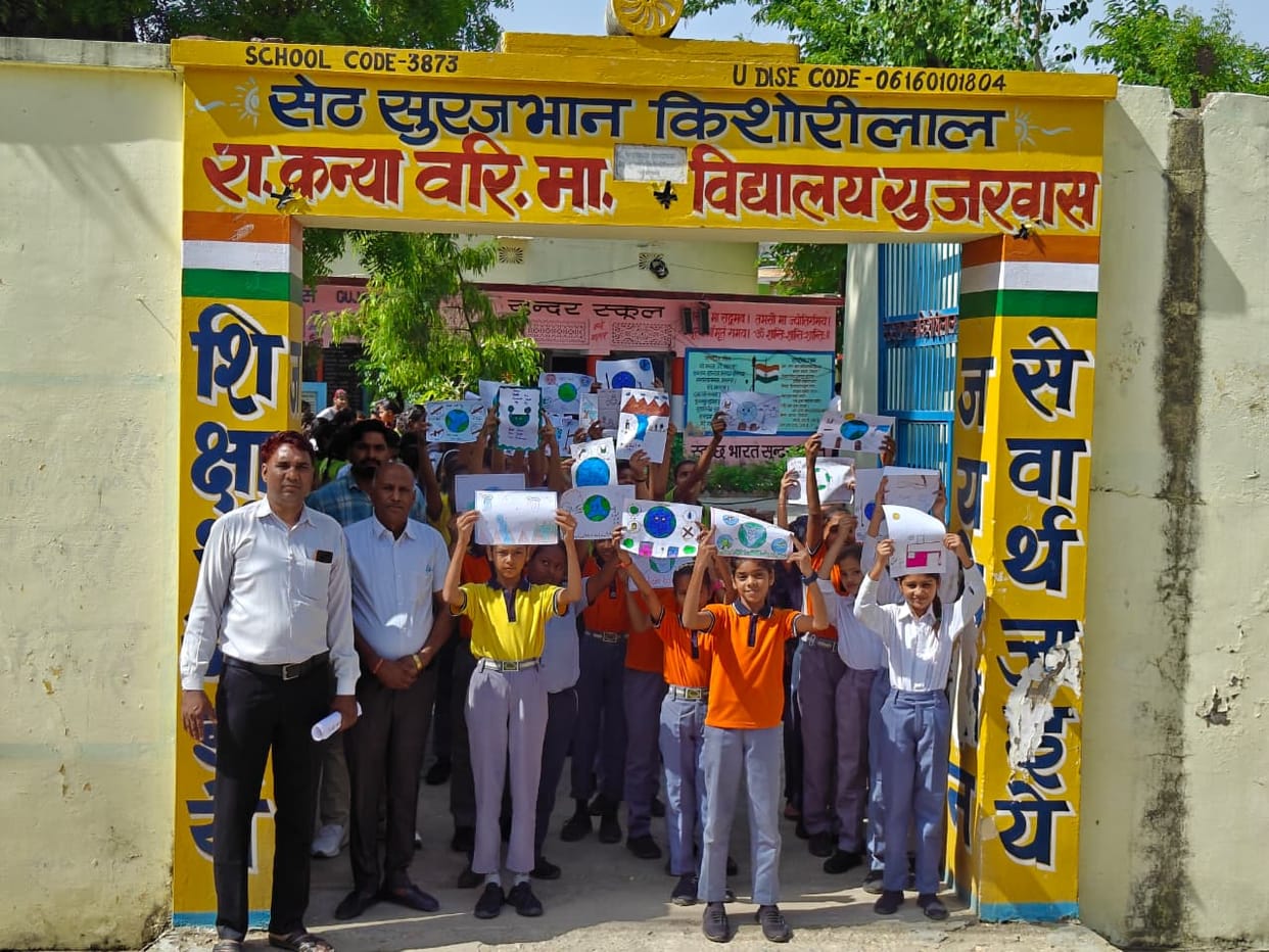 Himanshi first in discussion competition