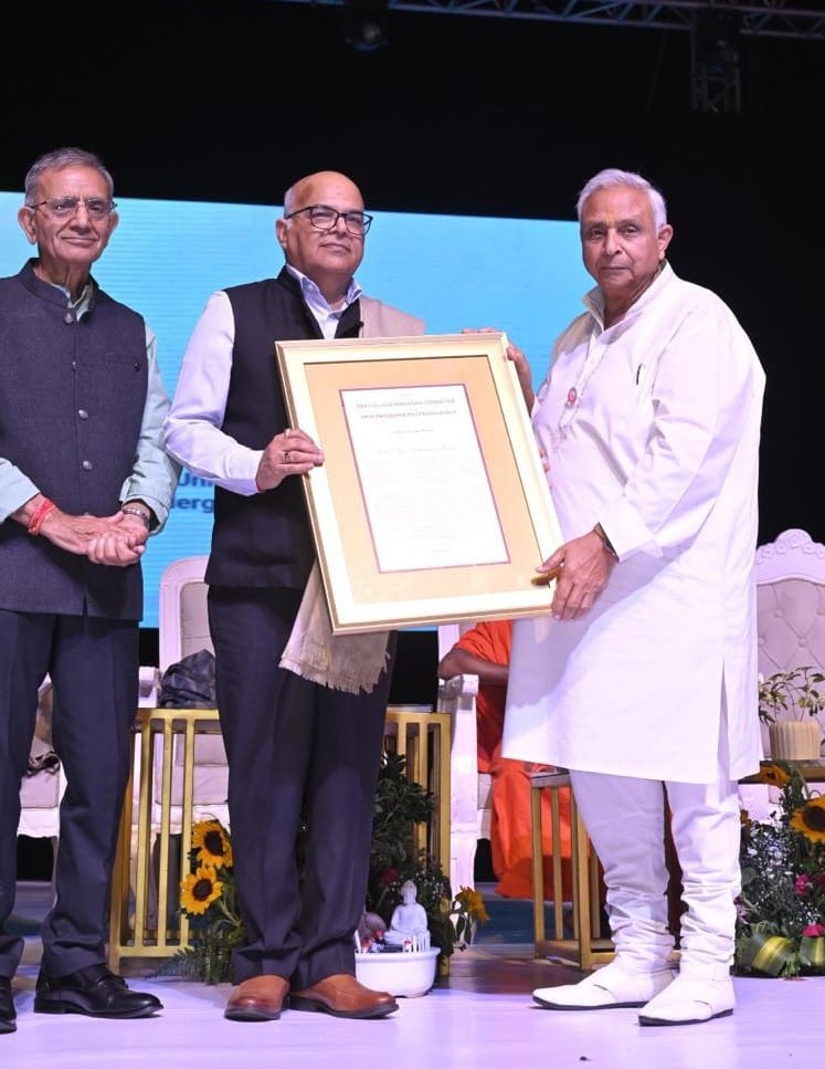 HCV Vice Chancellor Prof. Tankeshwar Kumar honored with the special award