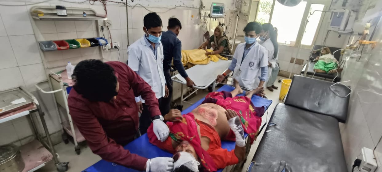 ... Saree got stuck in the bike wheel, woman injured