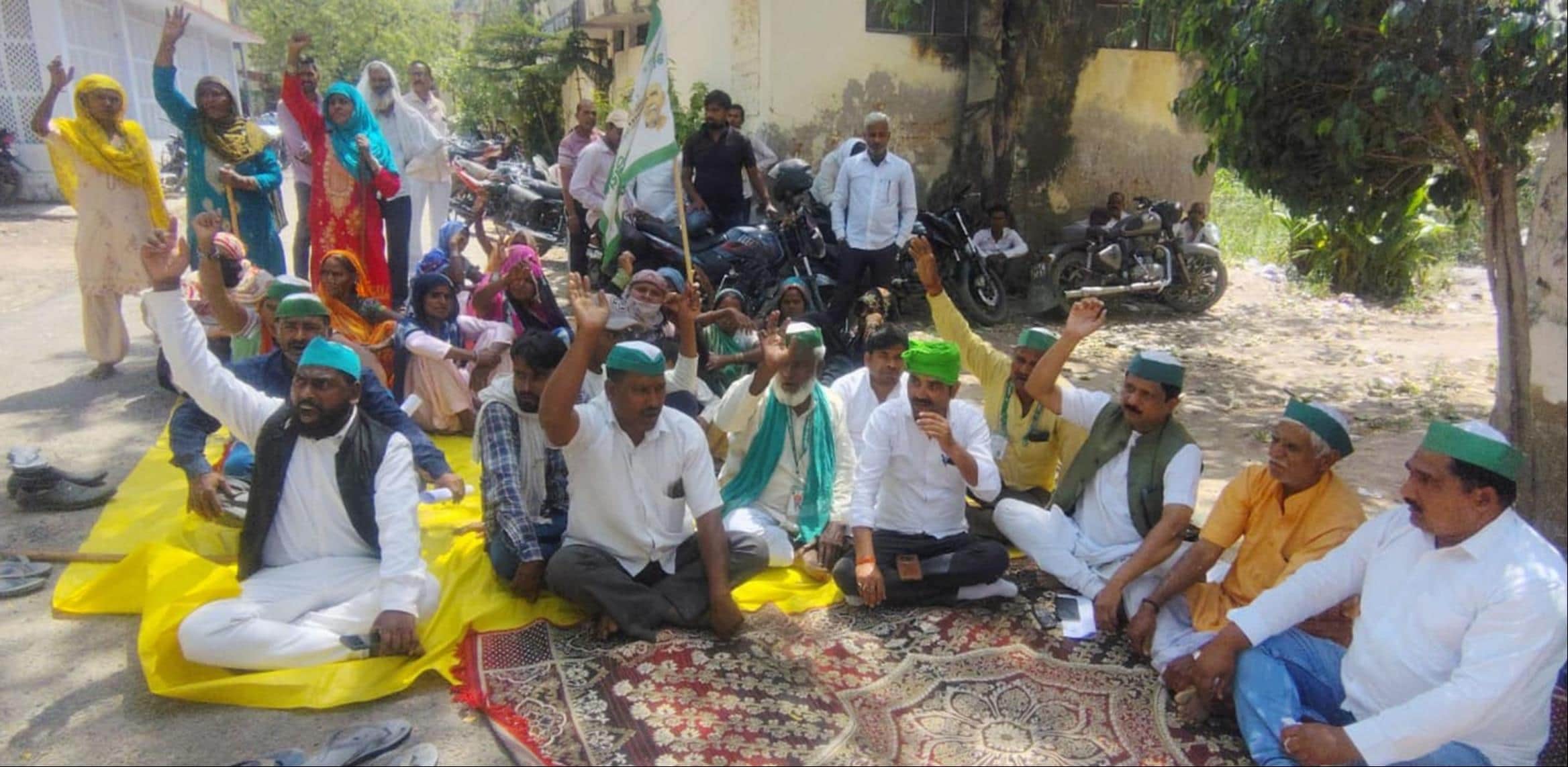  गौरीगंज तहसील परिसर में प्रदर्शन करते भाकियू पदाधिकारी। -संवाद