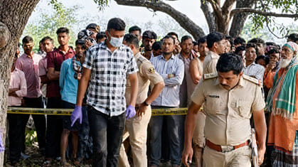 घटनास्थल पर मामले की जांच करती पुलिस