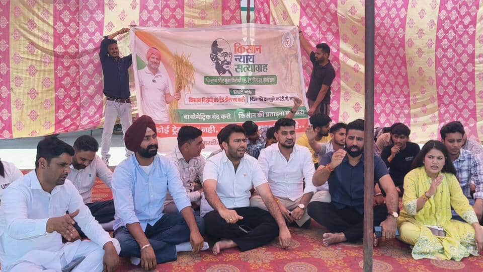 इंद्री किसान न्याय सत्याग्रह के बैनर तले धरना देते यूथ कांग्रेस के सदस्य। संवाद
