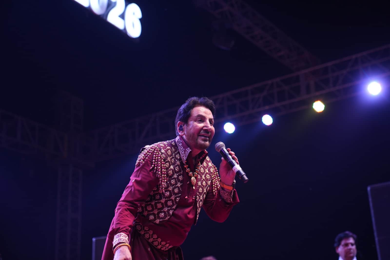 जिला प्रदर्शनी के ओपन मंच पर प्रस्तुति देते गायक गुरदास मान। संवाद