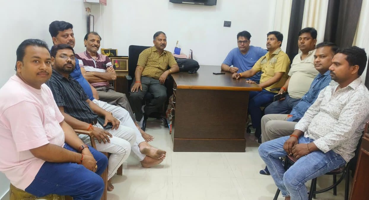 जेल रोड स्थित प्रतिष्ठान में बैठक करते अखिल भारतीय उद्योग व्यापार मंडल के पदाधिकारी। व्यापार