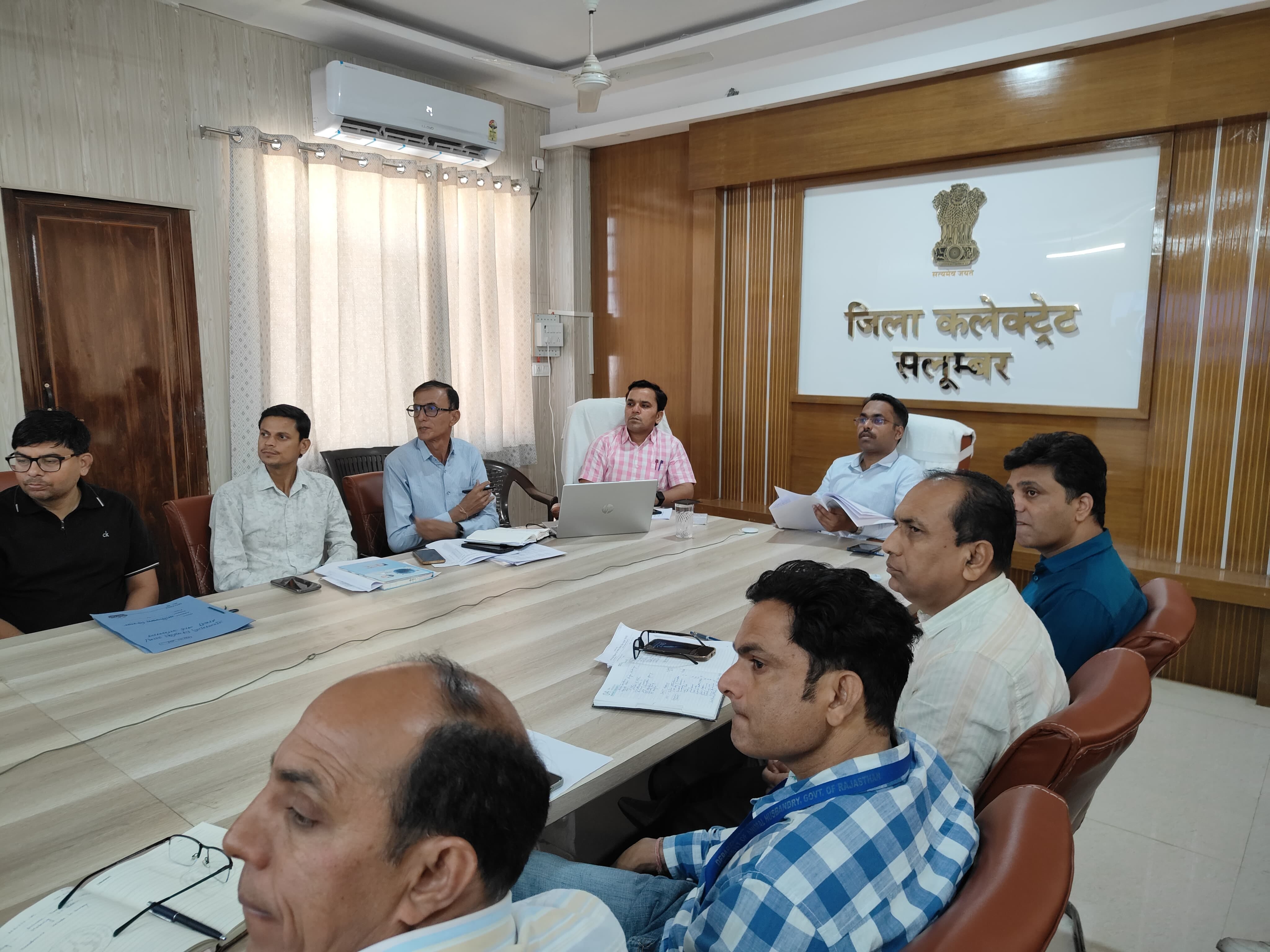 बैठक के दौरान जिला कलेक्टर मोहम्मद जुनैद पी.पी.