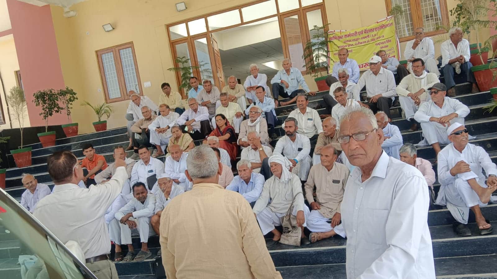 कलक्ट्रेट में धरना देते पेंशनर्स। पेंशनर्स