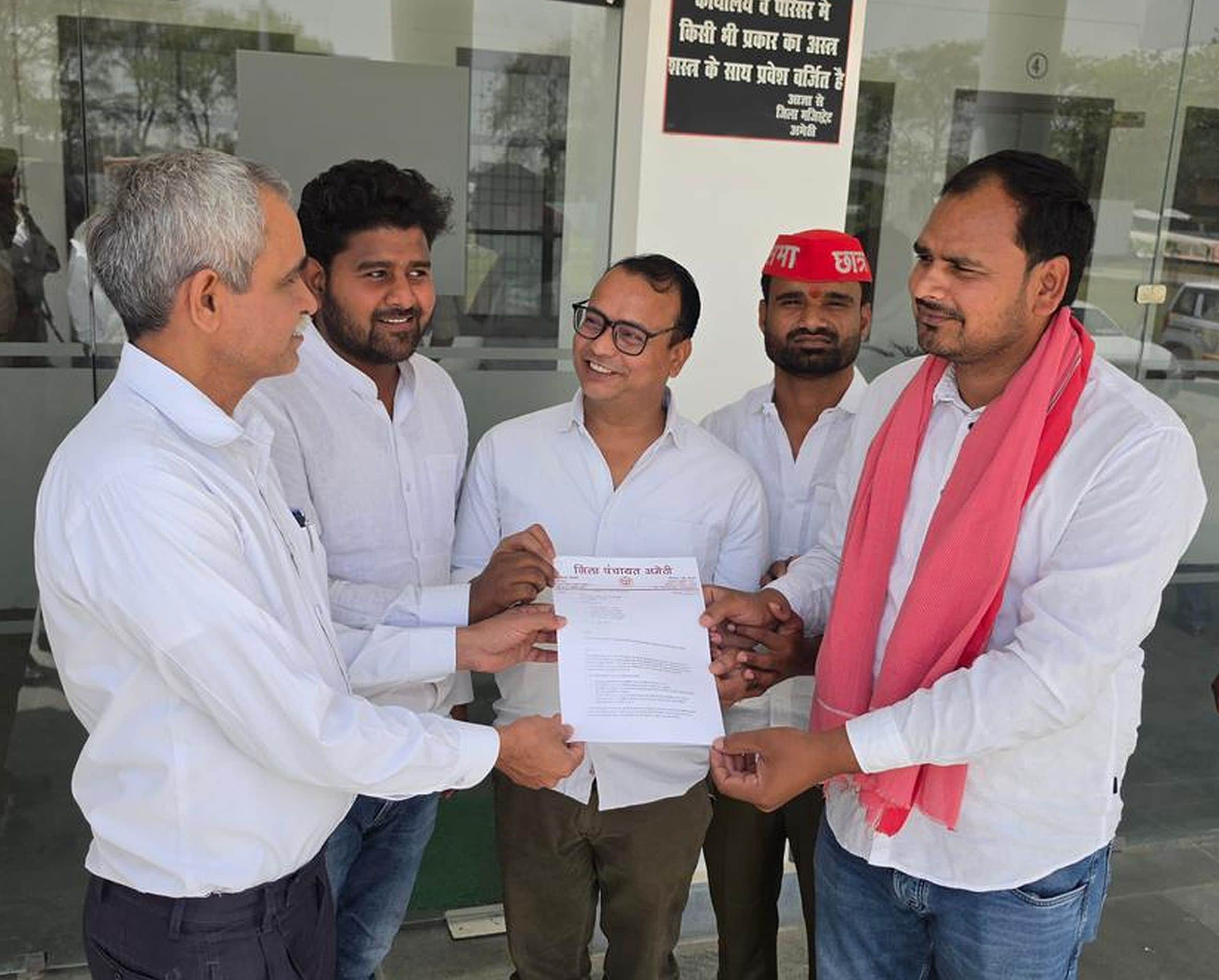 कलेक्ट्रेट परिसर में अतिरिक्त मजिस्ट्रेट को ज्ञापन सौंपते सपा कार्यकर्ता। स्रोत: पार्टी