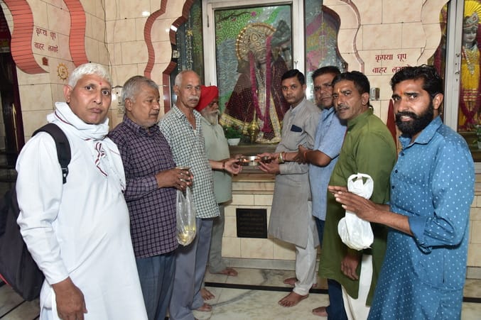 Devotees worshipped Hanumanji with the wish for all happiness.