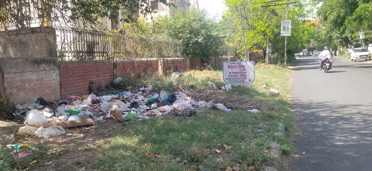 Door-to-door garbage collection halted after three days, with residents of Umri also protesting.