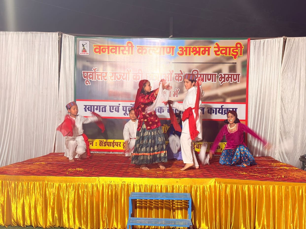 Girl students from the Northeast were given a grand welcome and the atmosphere was filled with folk dance.