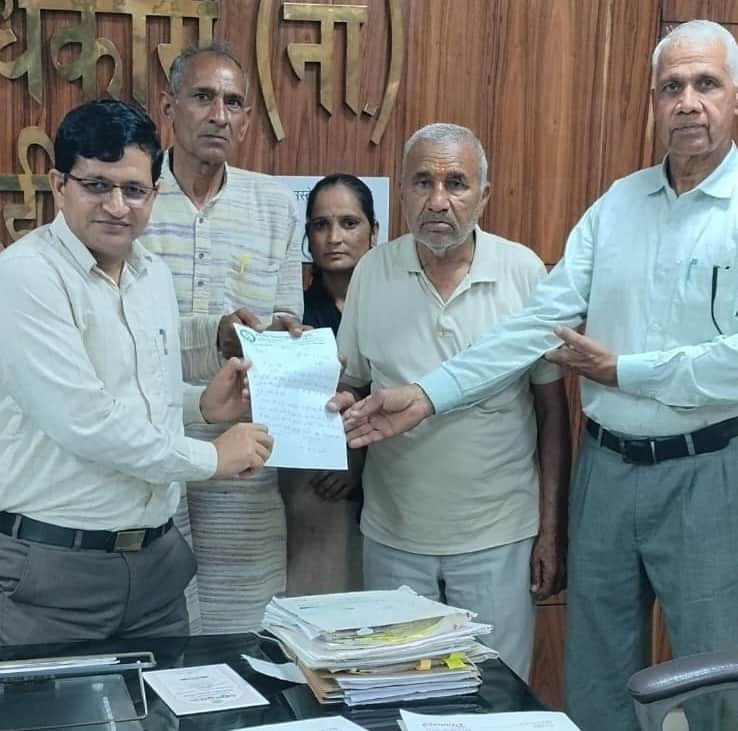 किसानों की विभिन्न समस्याओं को लेकर एसडीएम सुरेश कुमार को ज्ञापन सौंपते यूनियन का एक शिष्टमंडल।