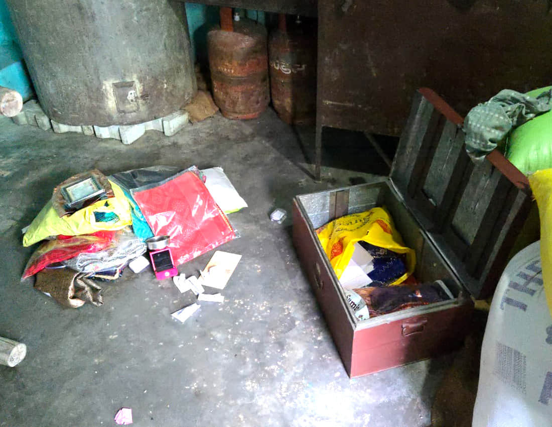 खुर्जा के फतेहगढ़ी गांव में हुई चोरी के बाद बिखरा पड़ा सामान। संवाद