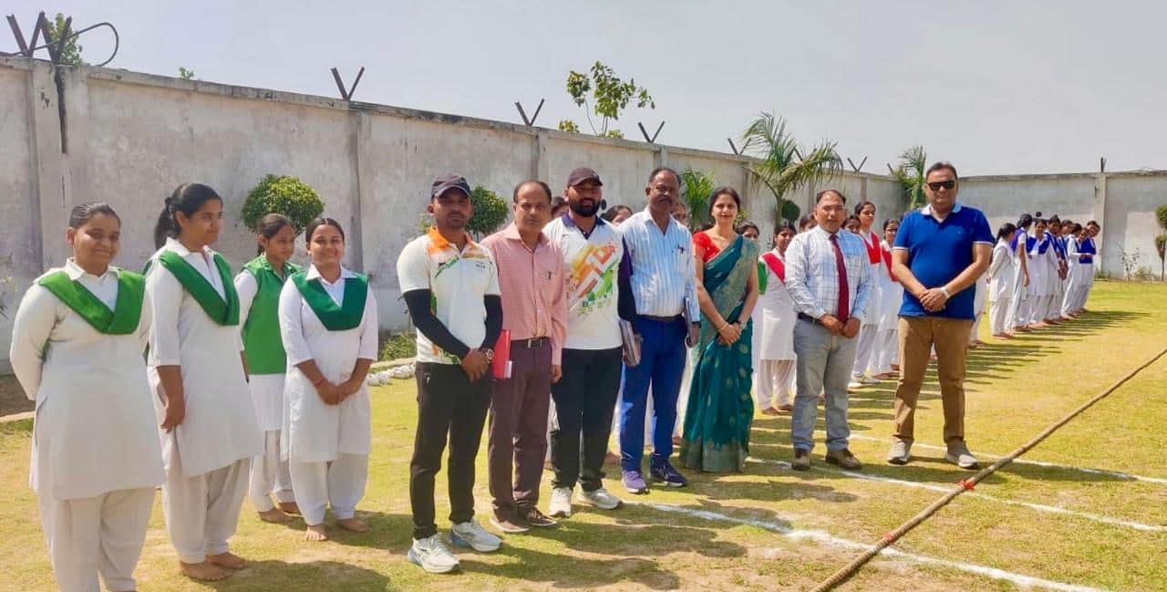 खुर्जा के महाराजा अग्रसेन पब्लिक स्कूल में आयोजित प्रतियोगिता में प्रतिभाग करते छात्र। स्रोत : 