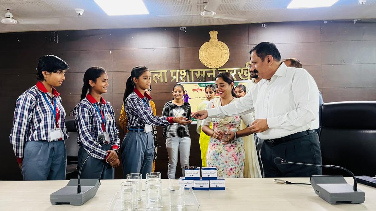 The Deputy Commissioner started the deworming campaign by giving medicine to children